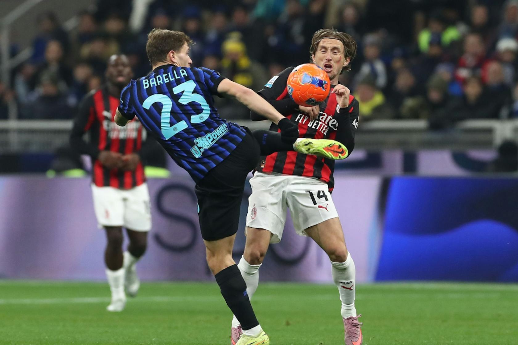 Trận derby Milan đã diễn ra siêu kịch tính