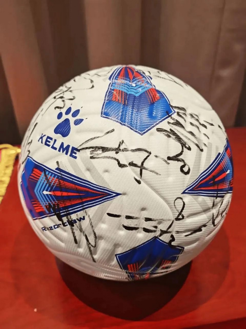 Quả bóng có chữ ký của đội U23 Trung Quốc Quả bóng có chữ ký toàn đội U23 Trung Quốc