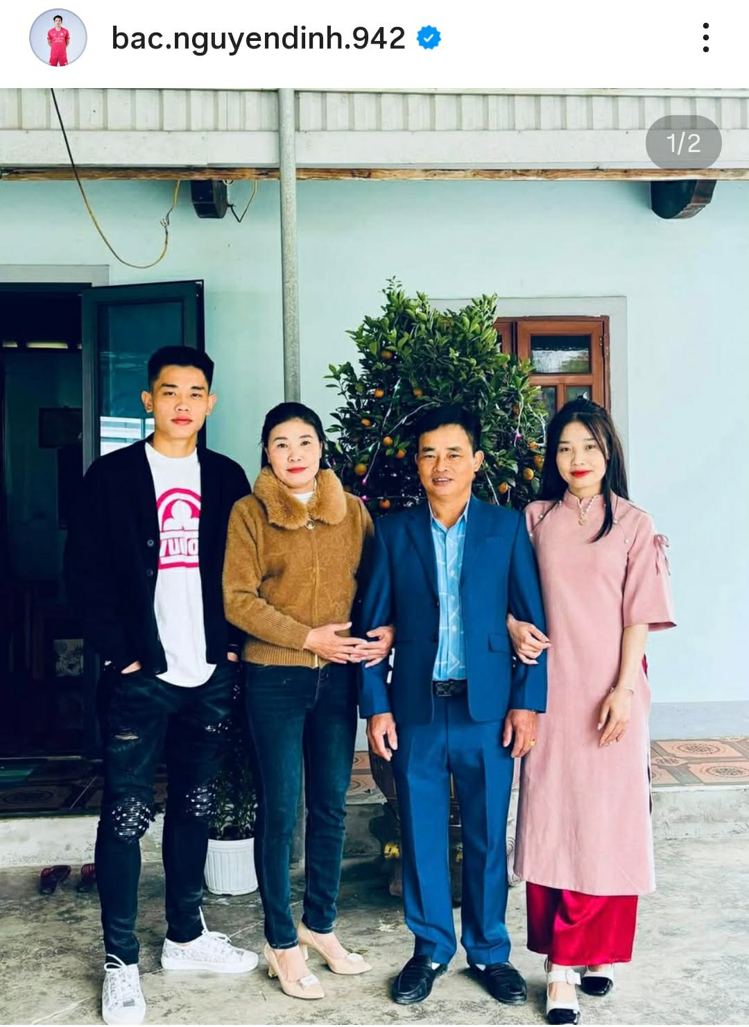 Đình Bắc và gia đình chụp ảnh tại ngôi nhà của mình.