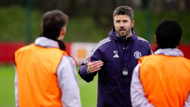 Michael Carrick dẫn dắt MU