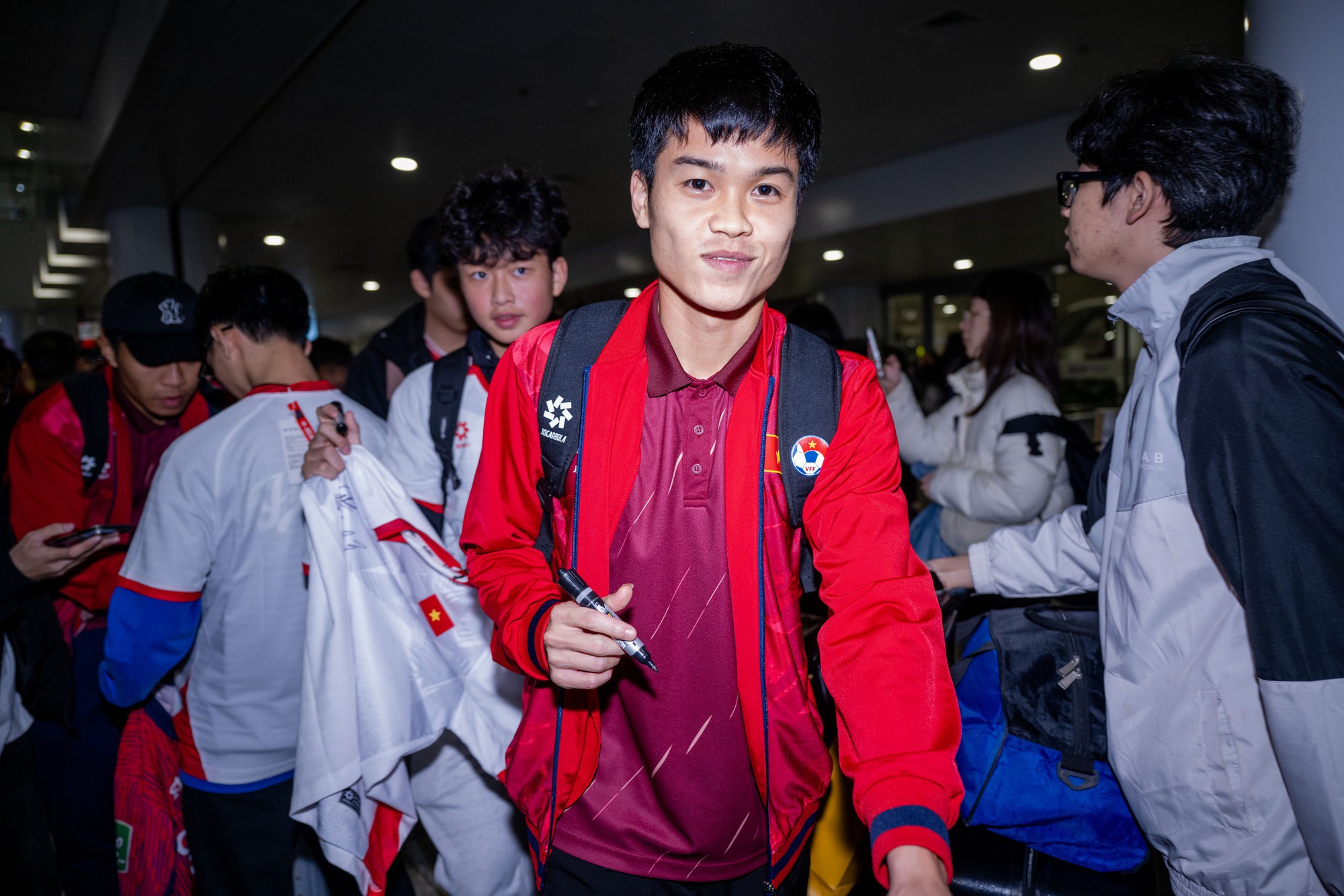 Tiền vệ Đức Anh ký tặng fan