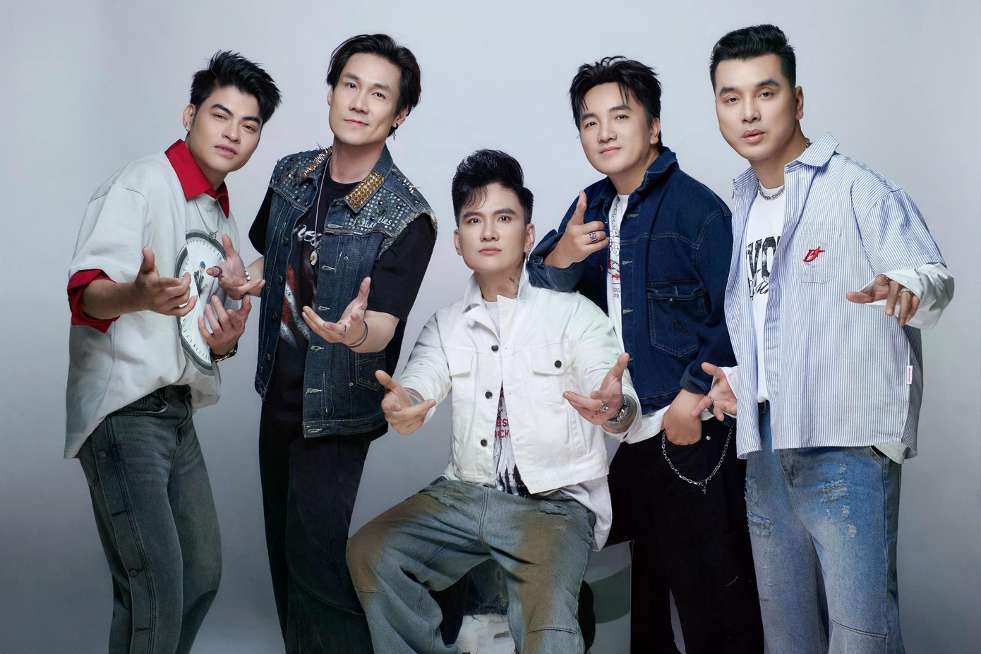 Hình ảnh ca sĩ Khánh Phương cùng nhóm Ngũ hổ tướng