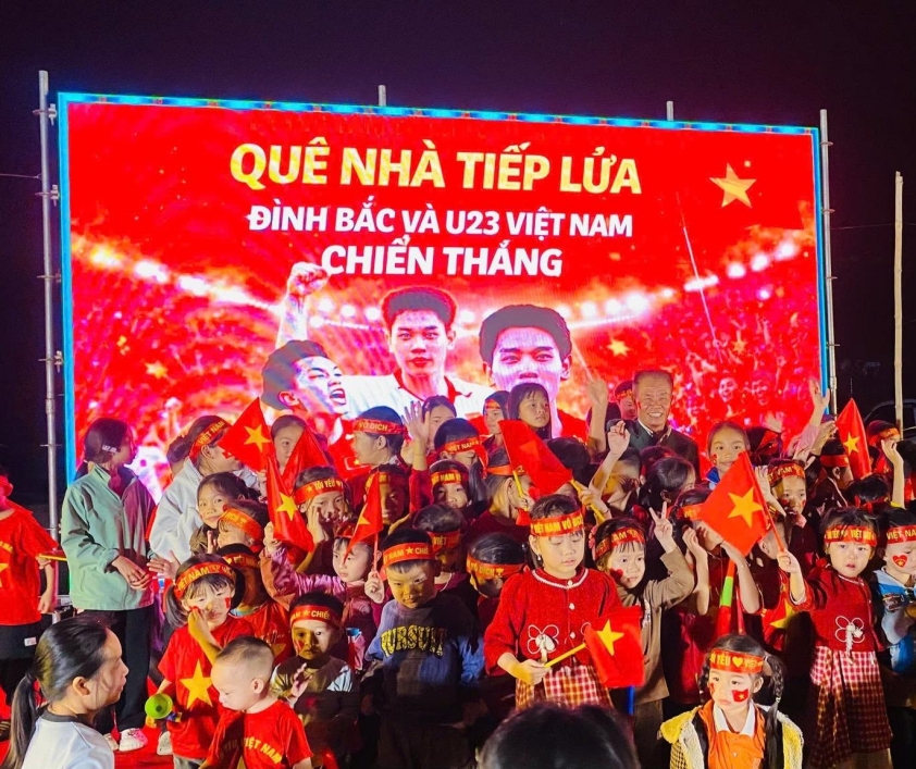 Người dân quê Đình Bắc cổ vũ nhiệt tình