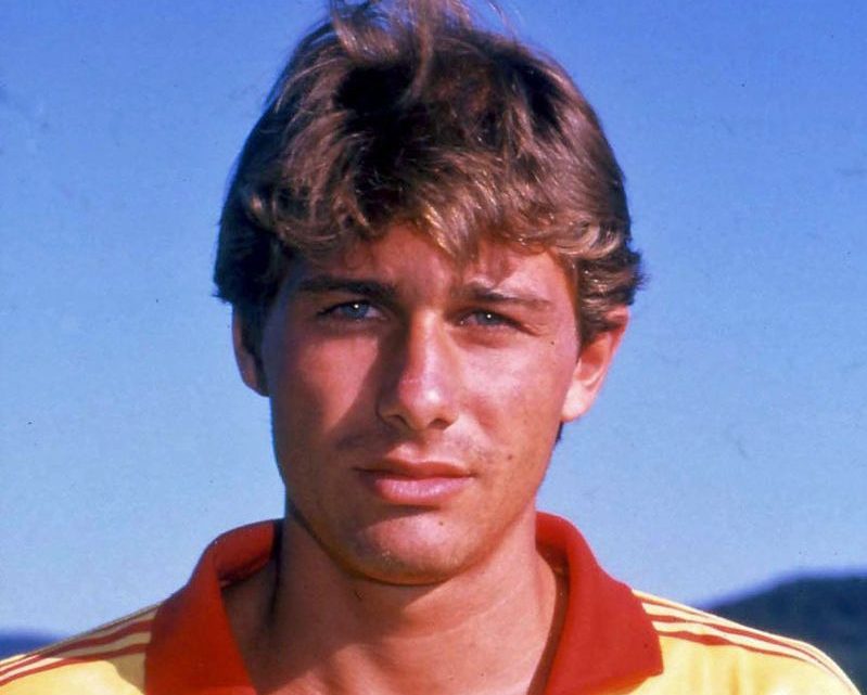 Conte khi còn khoác áo Lecce. Antonio Conte thi đấu cho Lecce