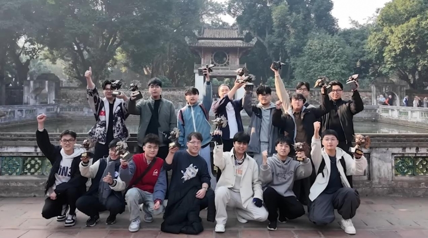 Nhóm bạn trẻ Việt Nam nhận cúp vô địch thử thách Minecraft