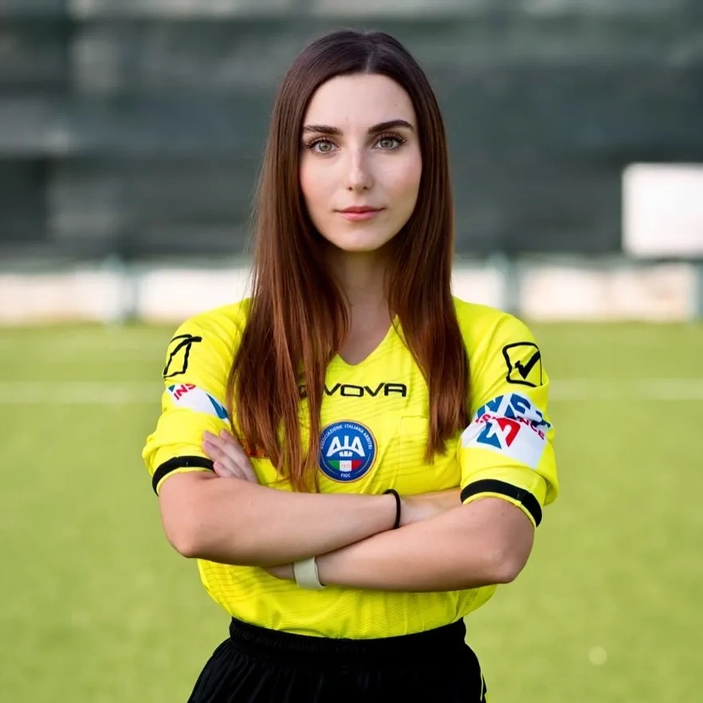 Nữ trọng tài 23 tuổi gây sốt trên mạng vì quá xinh đẹp - 1