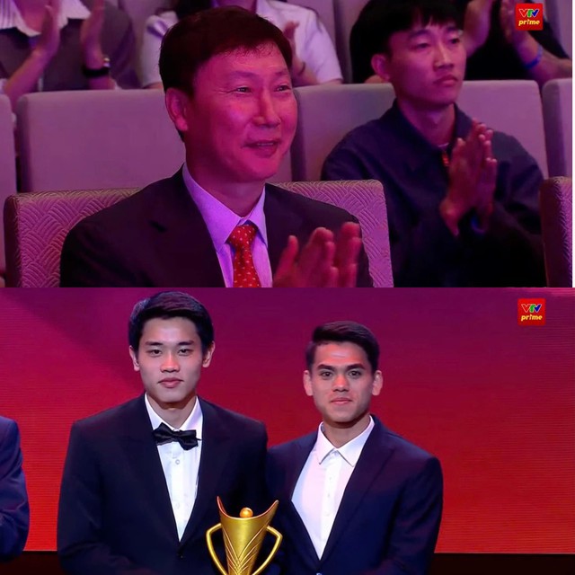 Bắt trọn ánh mắt rưng rưng tự hào của HLV Kim Sang-sik khi Đình Bắc, Khuất Văn Khang được vinh danh- Ảnh 2. Bắt trọn ánh mắt rưng rưng tự hào của HLV Kim Sang-sik khi Đình Bắc, Khuất Văn Khang được vinh danh- Ảnh 2.