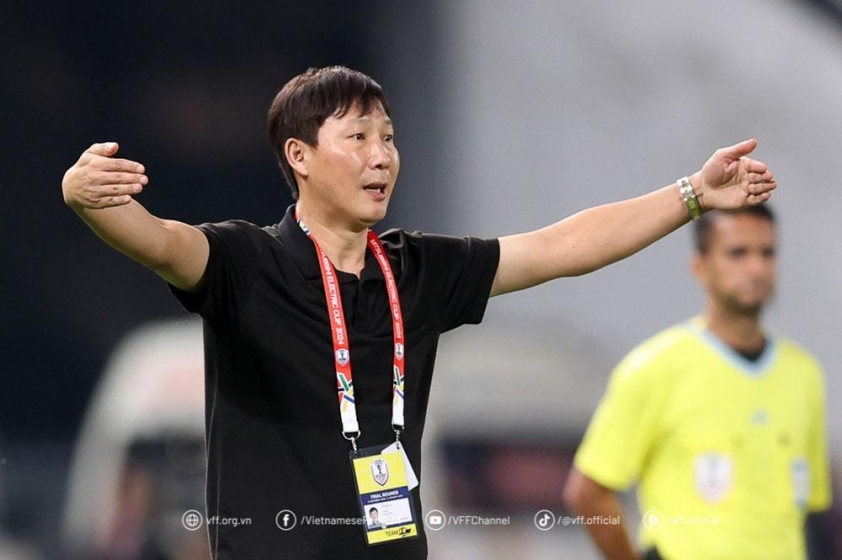 HLV Kim Sang Sik quan sát trận đấu bán kết U23 Việt Nam
