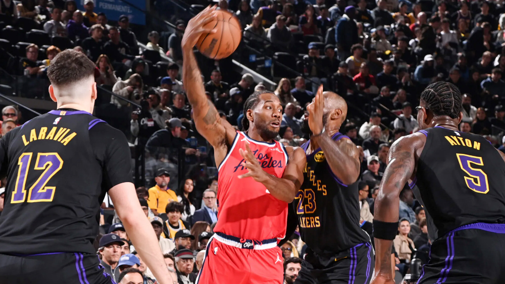 Kawhi Leonard ghi điểm trong trận derby Los Angeles