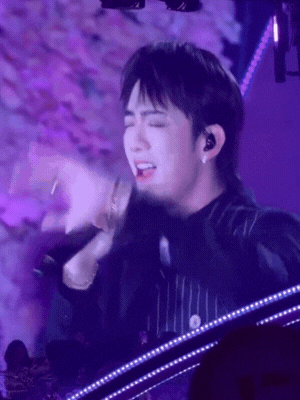 SOOBIN trình diễn chúc phúc cô dâu chú rể