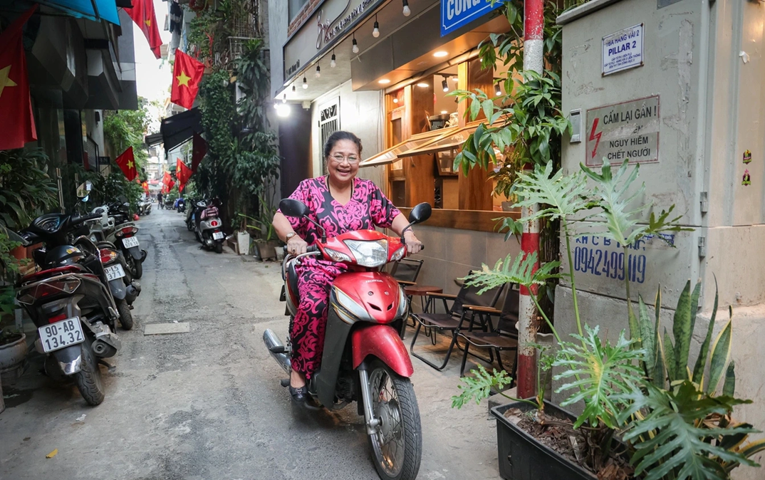 Bà vẫn tự chạy xe máy đi đây đi đó Nữ NSƯT lái xe máy ở tuổi 81