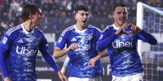 Como có bàn mở tỷ số ngay phút thứ 10. Como có bàn mở tỷ số ngay phút thứ 10.