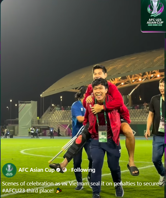 Lý Đức cõng Hiểu Minh xuống sân ăn mừng