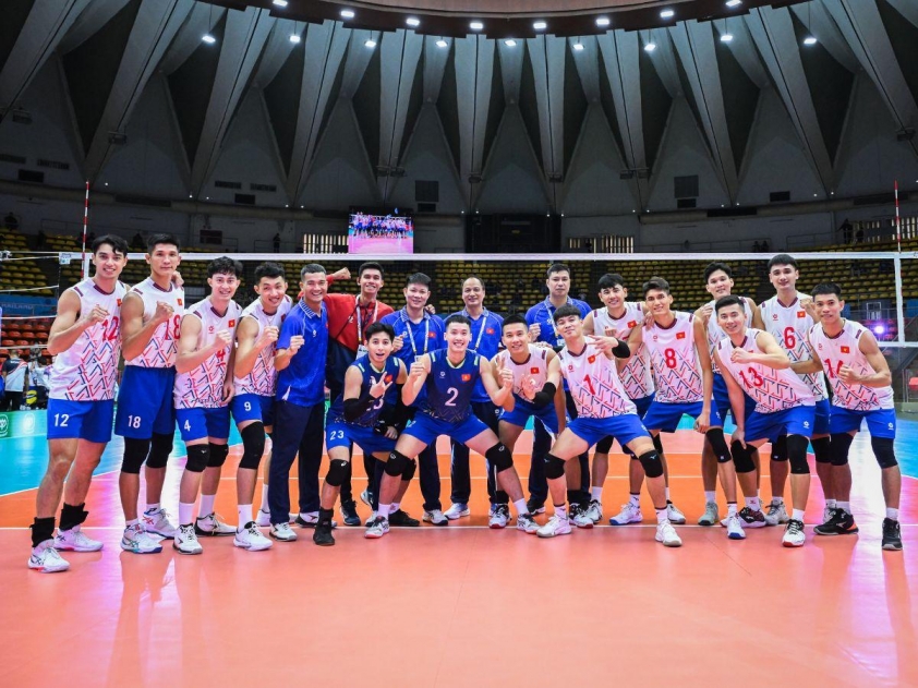 Duy Tuyến (số 8) và Ngọc Thuân (bên trái Tuyến) trong màu áo ĐTQG