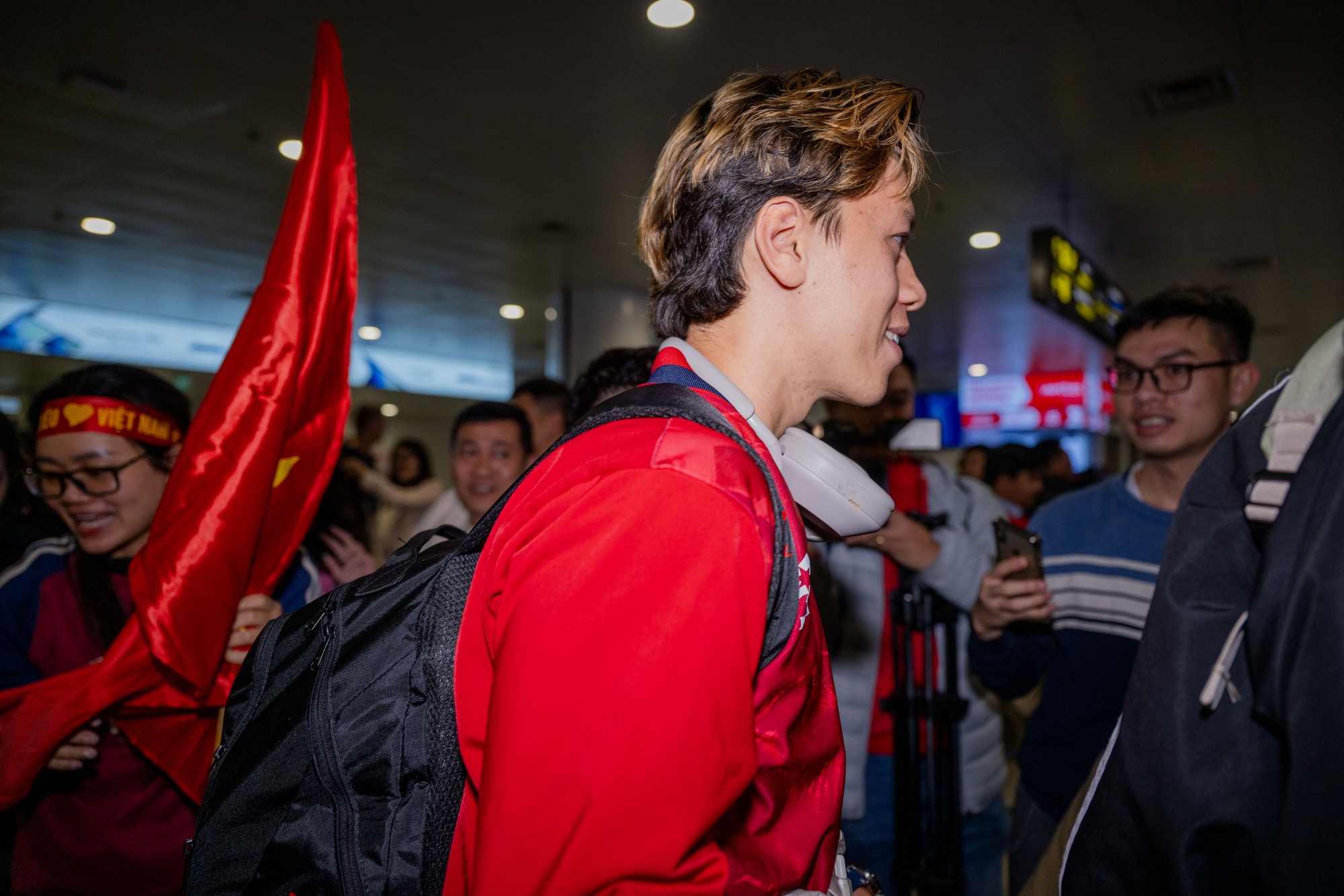 U23 Việt Nam mang HCĐ châu Á về nước: Hiểu Minh phải ngồi xe lăn - Ảnh 1.