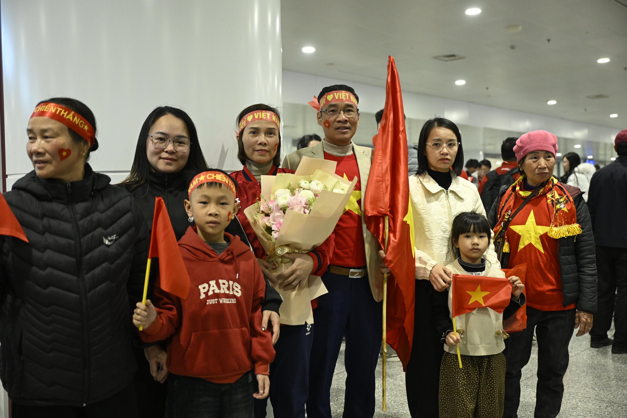 Cổ động viên tập trung đông đảo tại sân bay để đón U23 Việt Nam