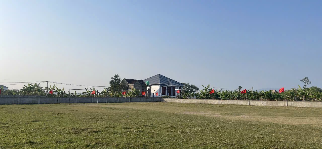 Người dân Yên Trung treo cờ cổ vũ U23 Việt Nam