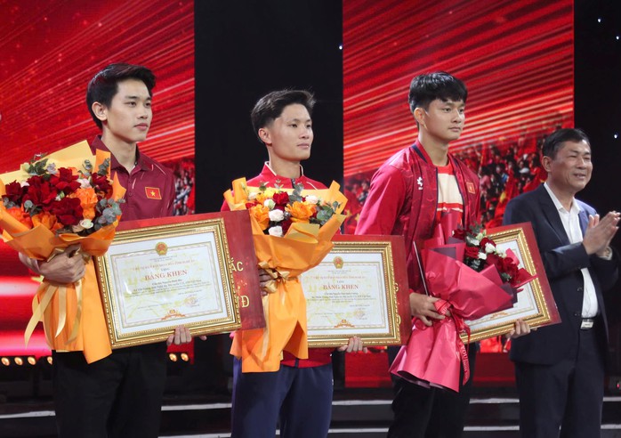 Phó Chủ tịch UBND tỉnh Nghệ An trao bằng khen cho các cầu thủ Ông Thái Văn Thành trao thưởng cho cầu thủ Nghệ An