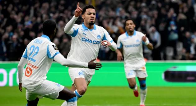 Ethan Nwaneri ghi bàn trong trận ra mắt Marseille.