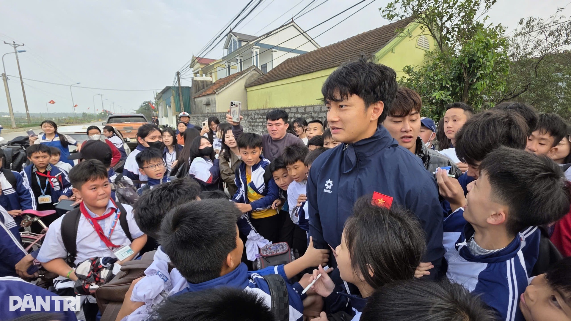 Học sinh hưởng ứng sự kiện đón thủ môn