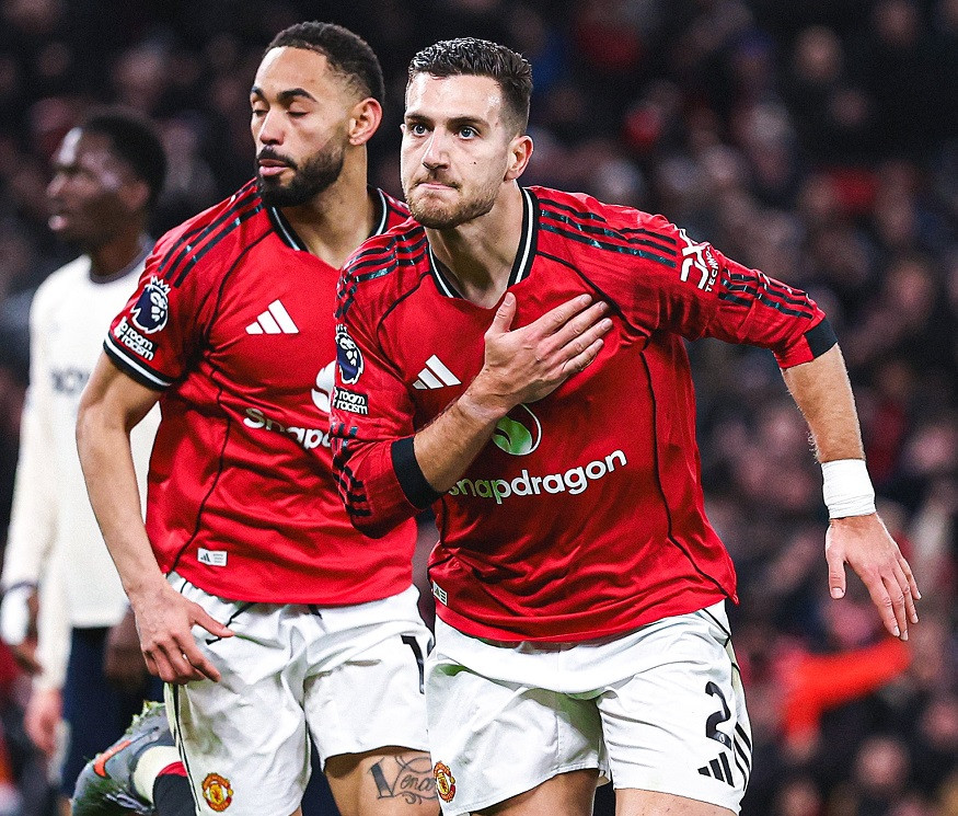 Diogo Dalot thi đấu cho MU