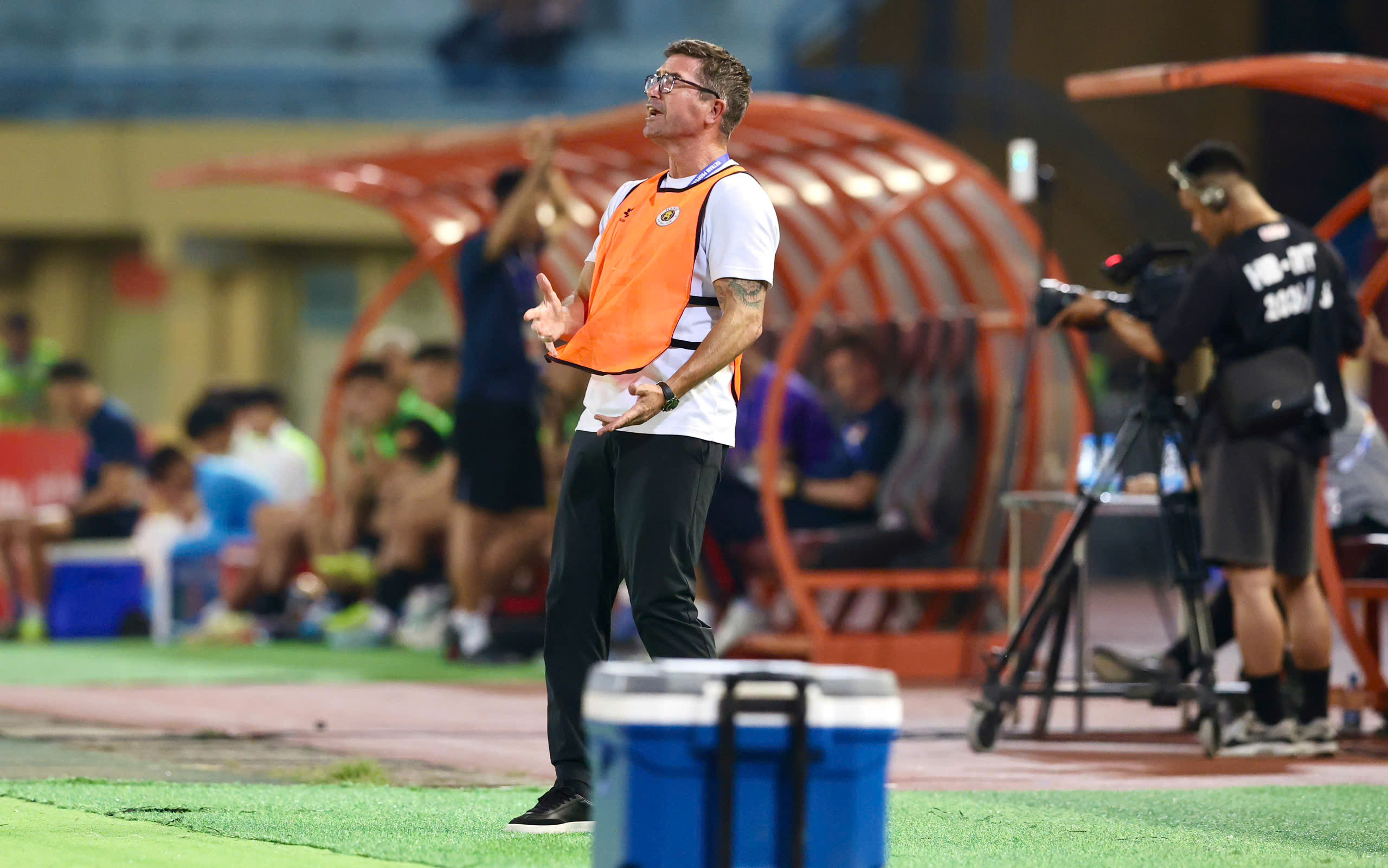 Bóng lăn trong tuần: Hà Nội FC khó trở lại đường đua vô địch - Ảnh 1.