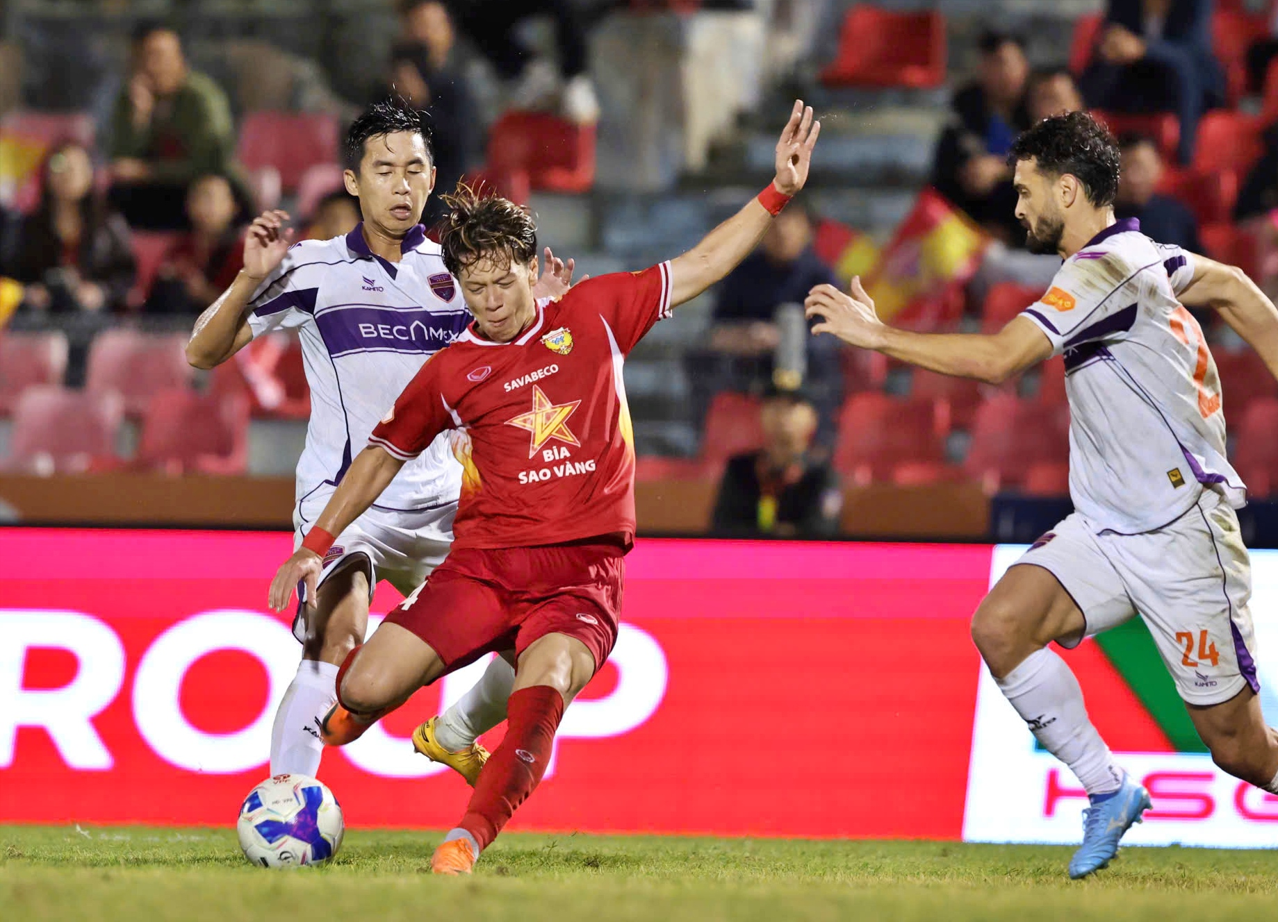 Viktor Le bị thay ra ở phút 45 vì đau cơ - Ảnh: XUÂN THỦY u23 việt nam - Ảnh 1.