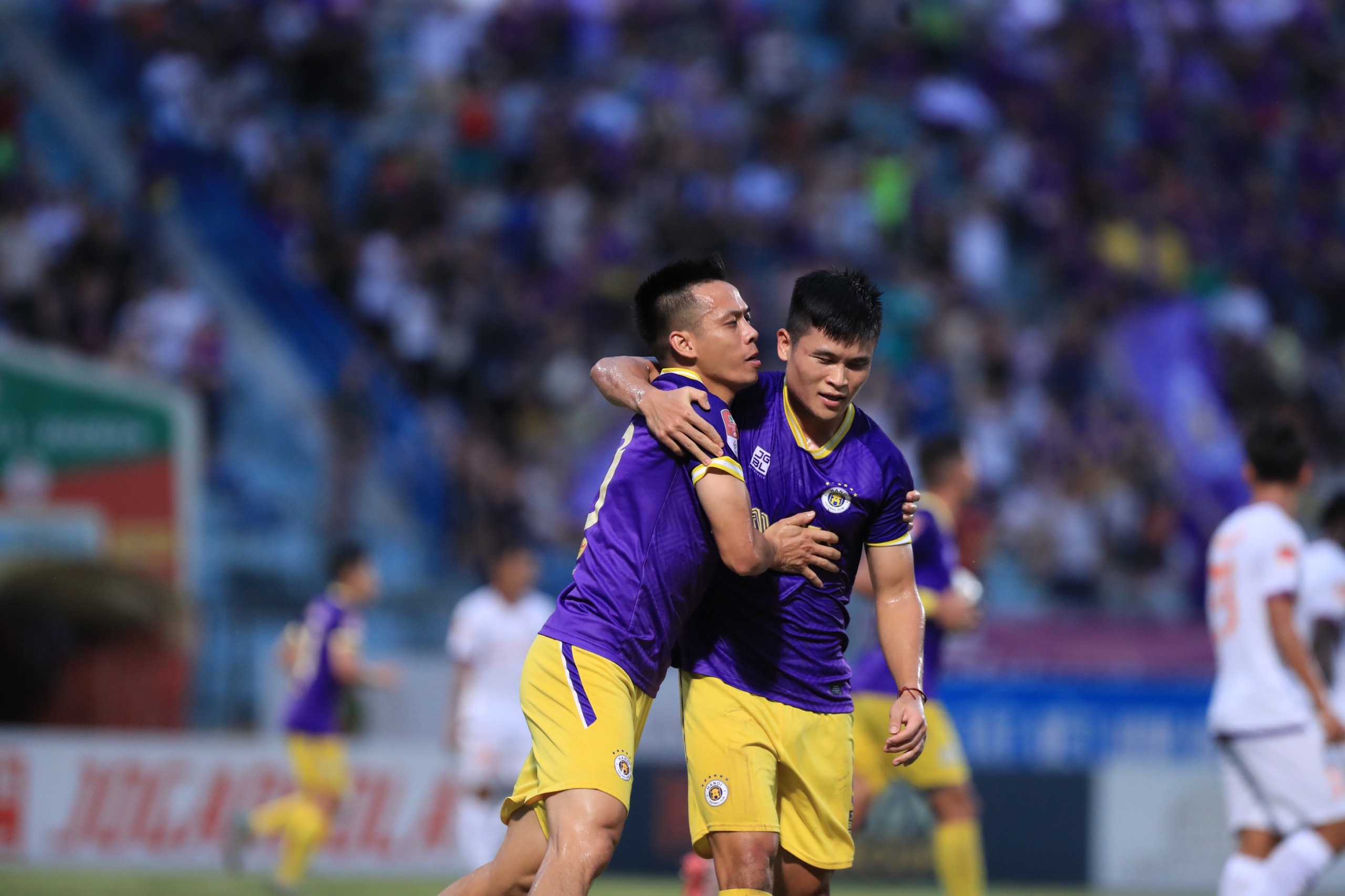 Hai cầu thủ Tuấn Hải và Văn Quyết nổi bật trước Becamex TP.HCM