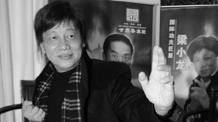 Lương Tiểu Long biểu diễn chiêu thức đá trên không