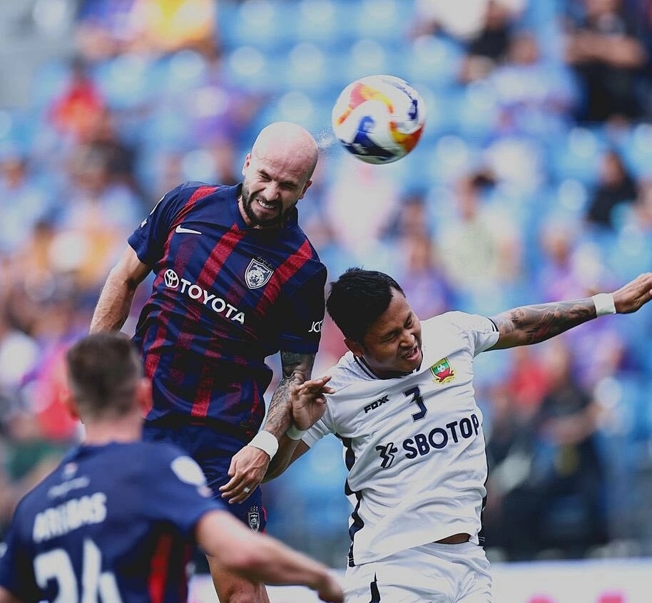 Joao Figueiredo (áo sọc xanh-đỏ) nhảy lên đánh đầu trong trận đấu với Shan United