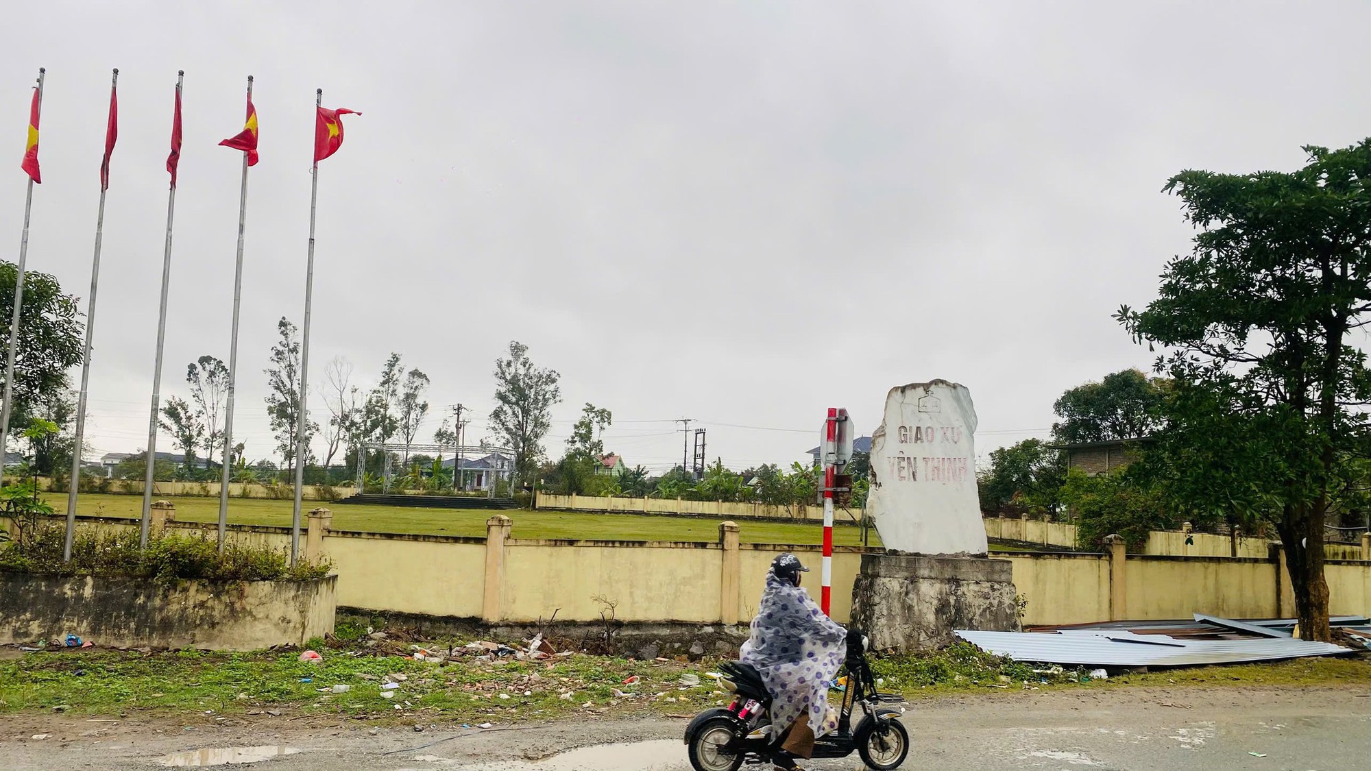 Quang cảnh sân khấu cổ vũ với màn LED lớn tại xã Hưng Yên Bắc