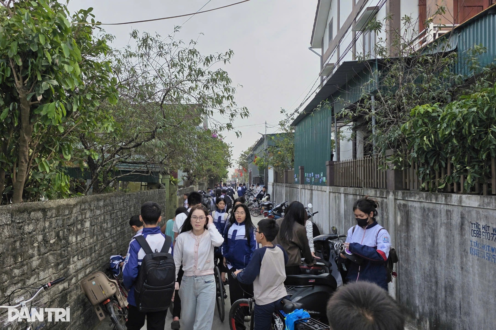 Lối vào nhà thủ môn đông nghịt người hâm mộ