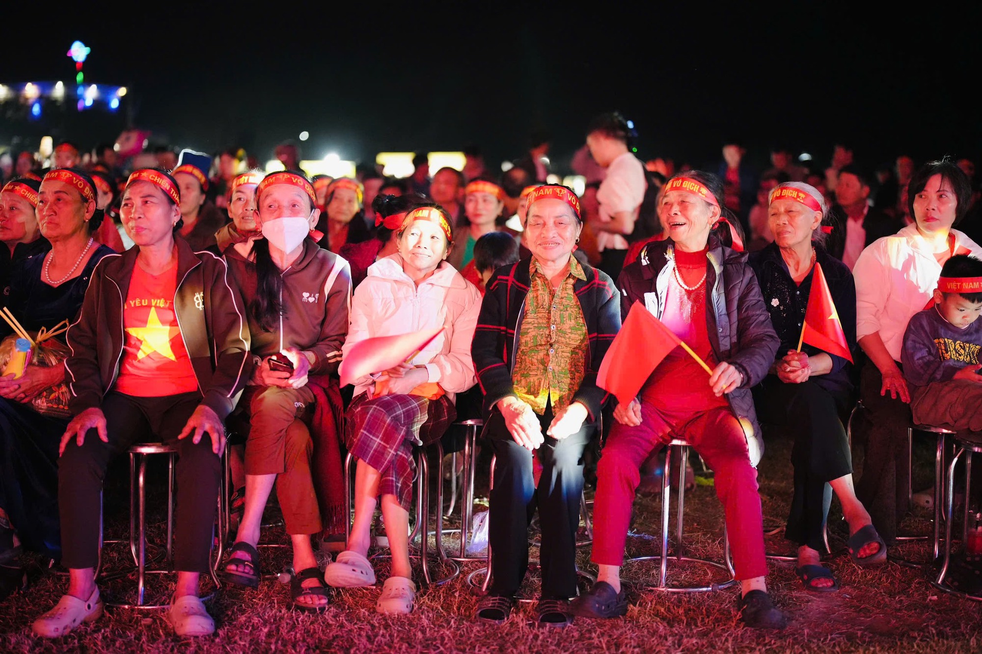 Khung cảnh bà con vui vẻ bên màn LED cổ vũ bóng đá