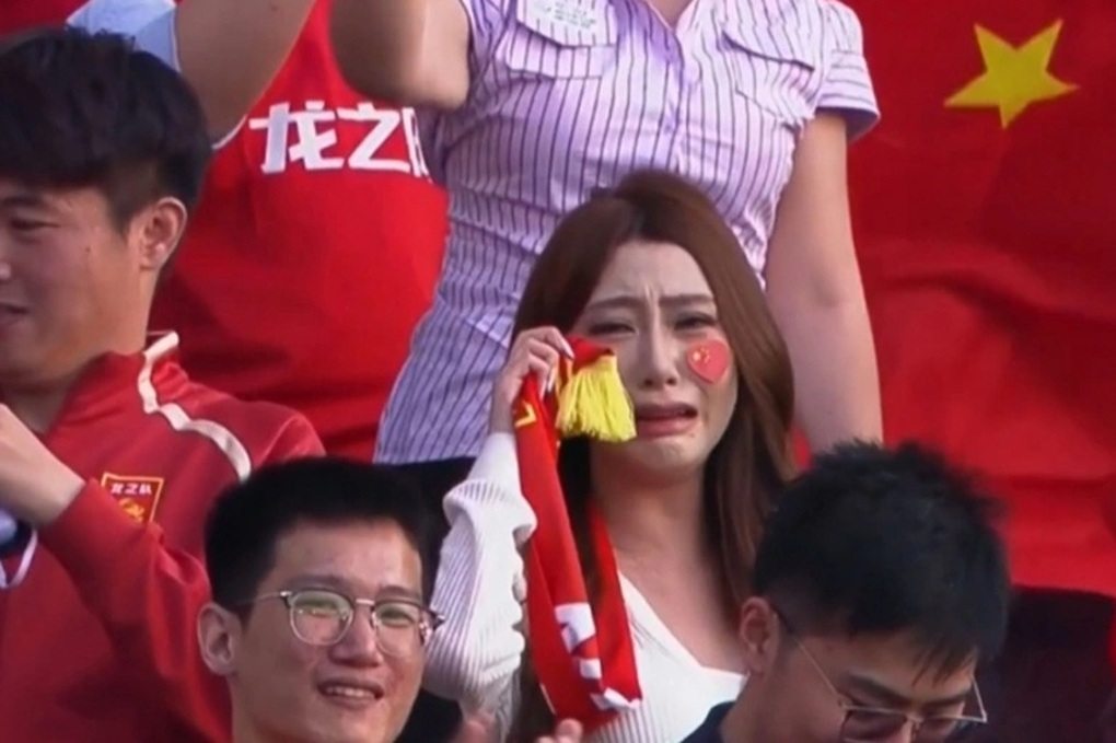 Nữ CĐV xinh đẹp Trung Quốc khóc nức nở gây sốt trước trận gặp U23 Việt Nam - 1