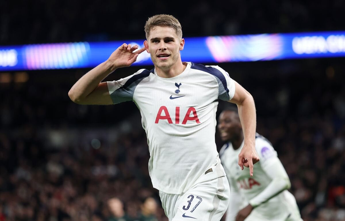 Van de Ven trong màu áo Tottenham