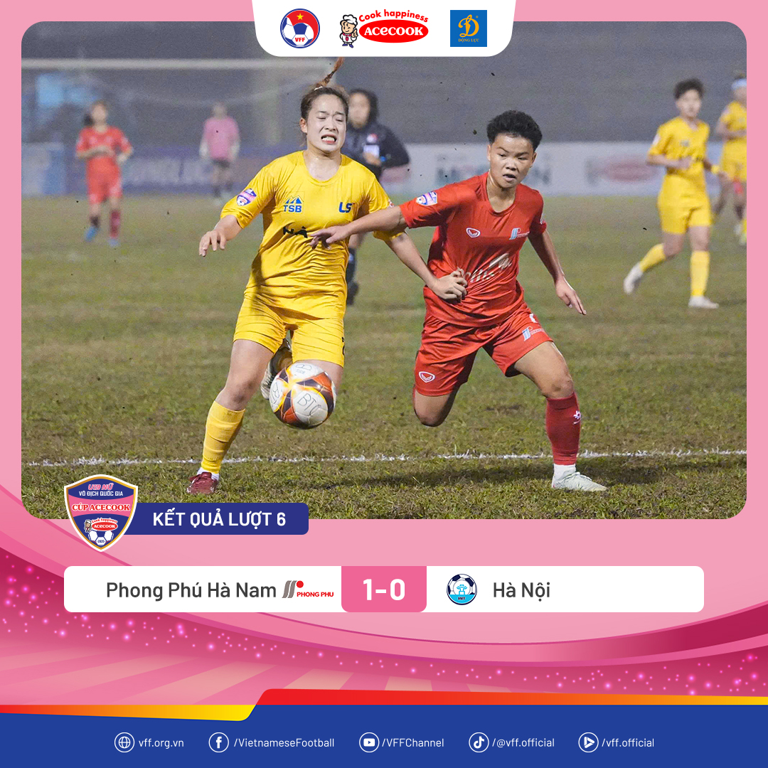 Cầu thủ U19 nữ Hà Nam và Hà Nội tranh bóng