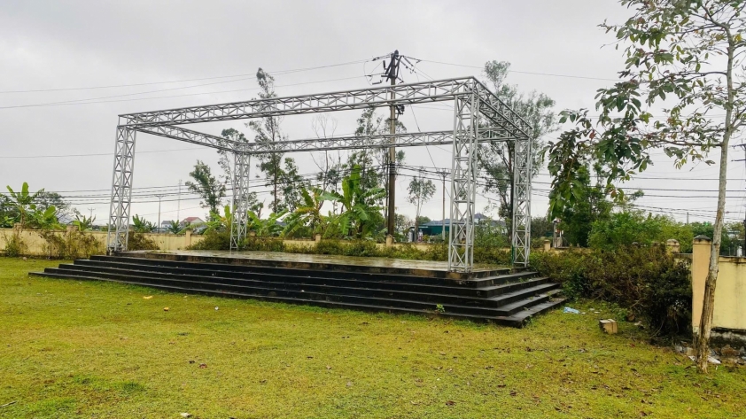 Sân khấu và màn hình LED hoành tráng tại quê nhà