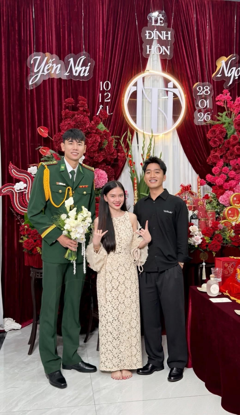 Nguyễn Ngọc Thuân bên cạnh người thân