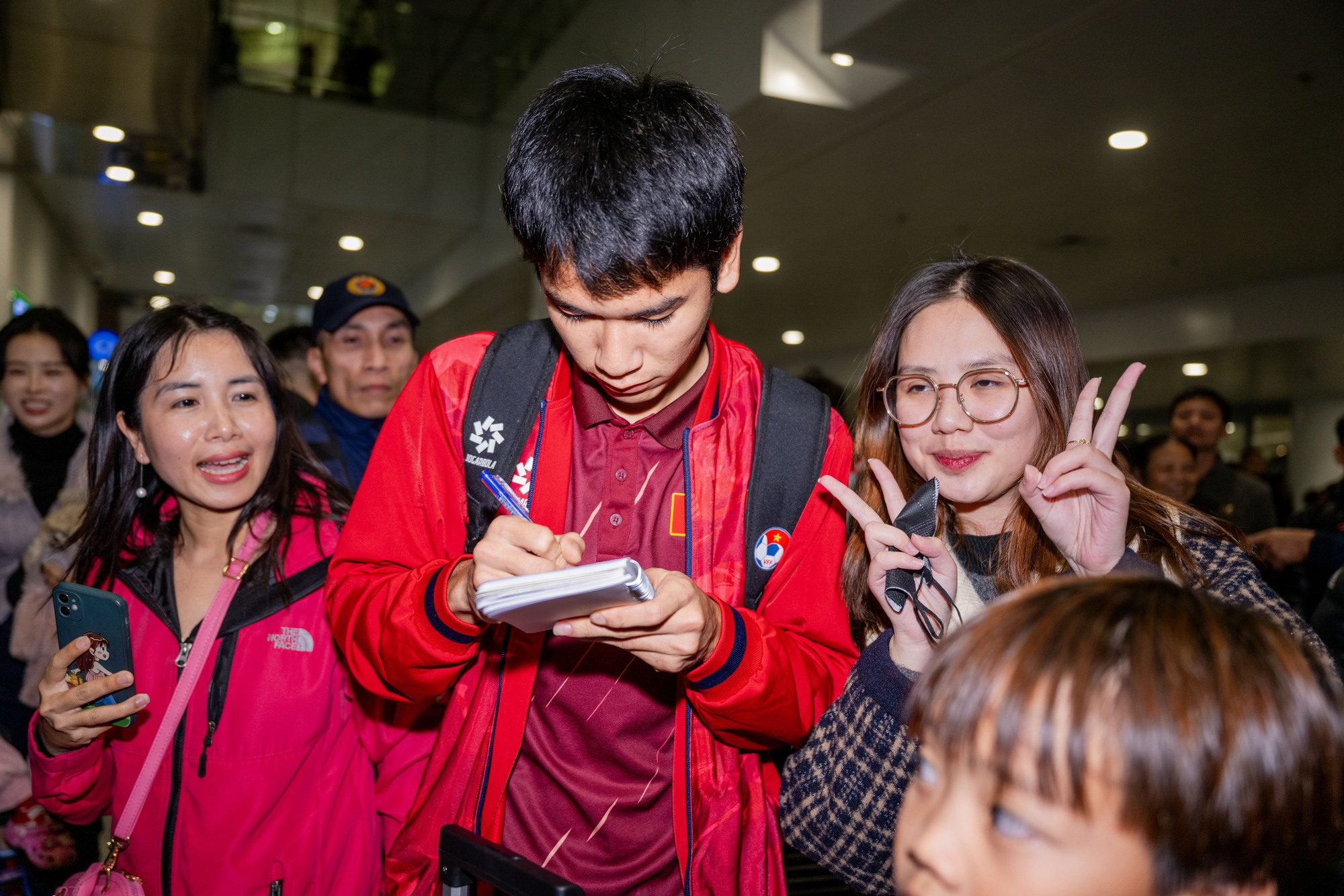 Cầu thủ Hiểu Minh di chuyển bằng xe lăn do chấn thương