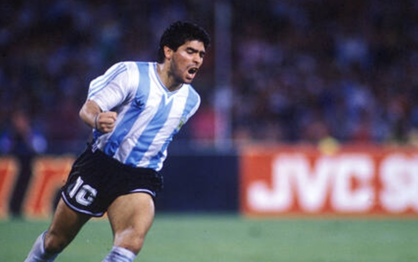 Maradona với vẻ mặt u sầu trong giải đấu năm 1990