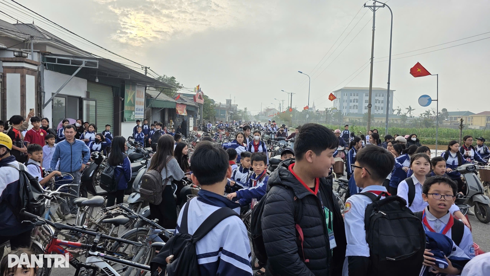 Thủ môn Cao Văn Bình về nhà được dân làng chào đón