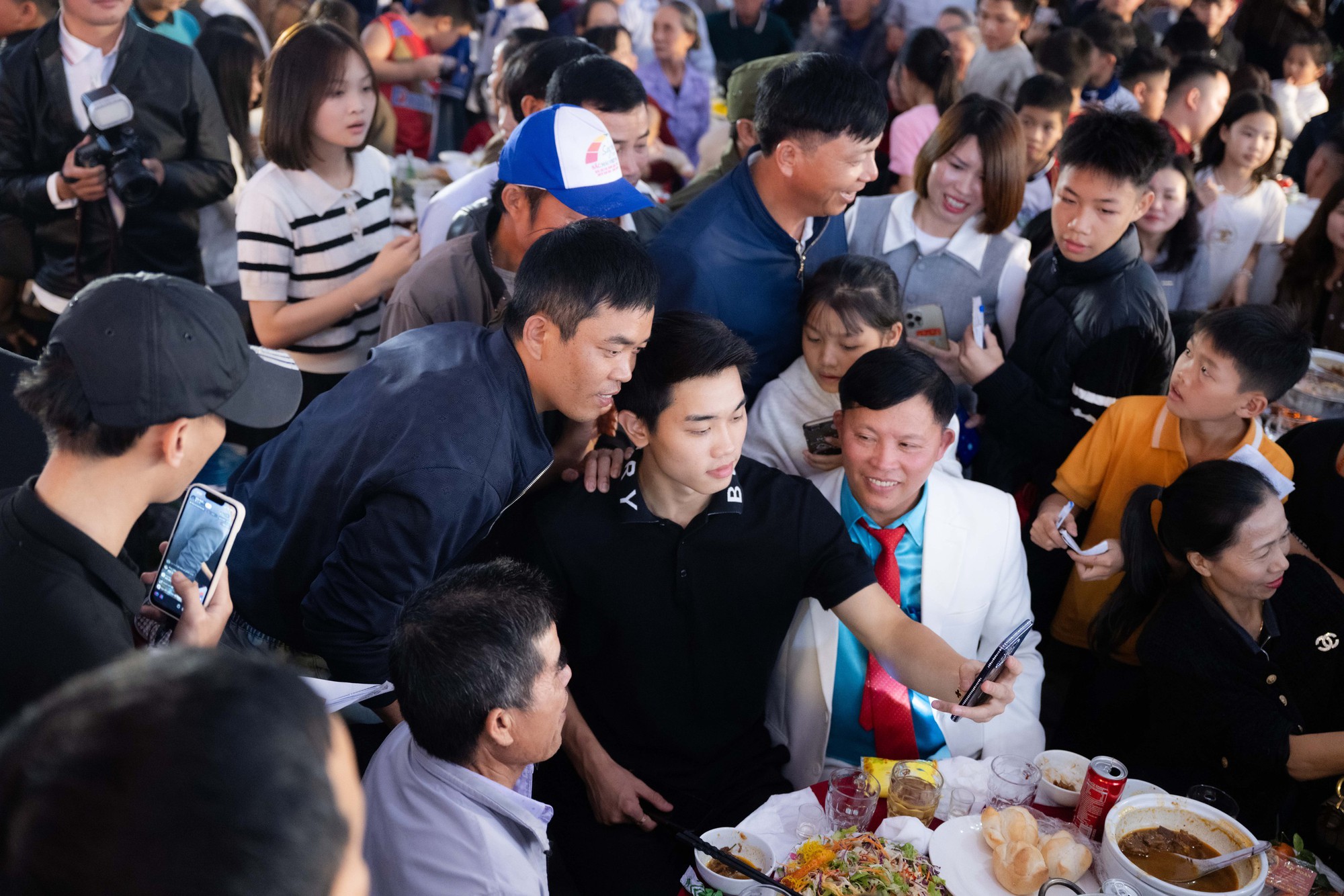 Đình Bắc khá vất vả vì quá nhiều người xin chữ ký, chụp ảnh