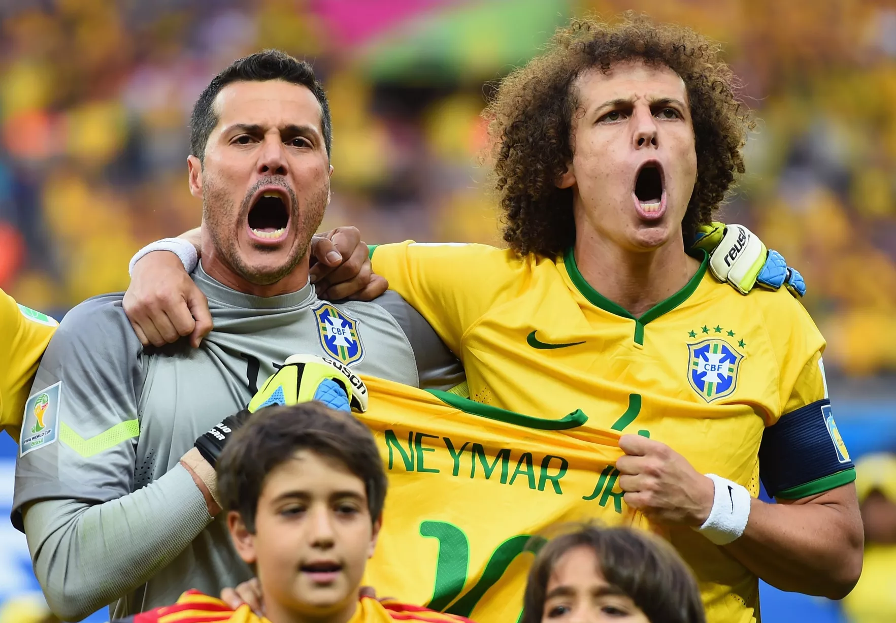 David Luiz và Julio Cesar giơ áo số 10 của Neymar