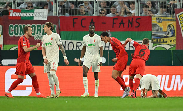 Augsburg là con mồi ưa thích của Bayern. Augsburg là con mồi ưa thích của Bayern.
