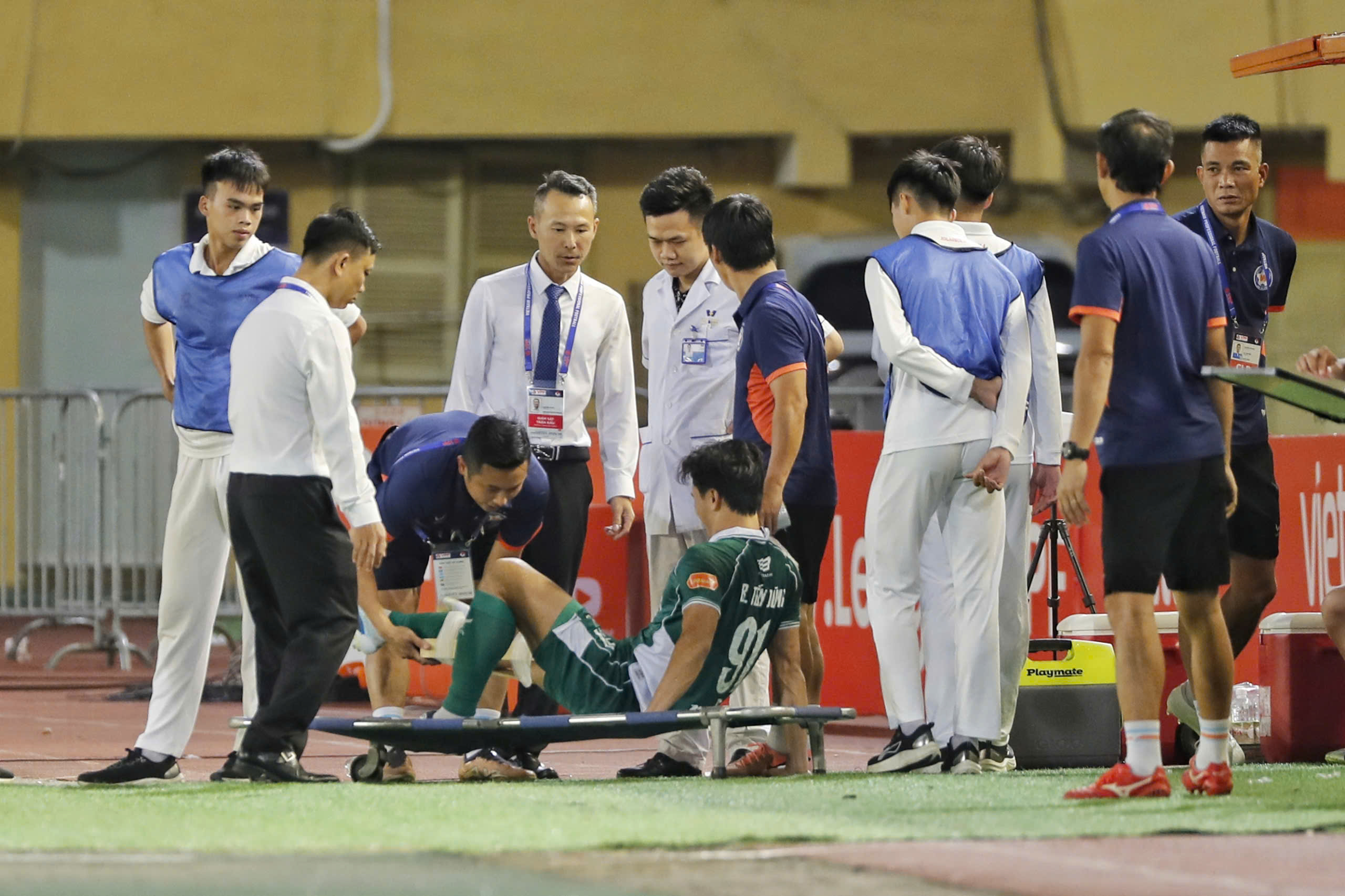 Tin nóng bóng đá Việt hôm nay 21/10: U22 Việt Nam tự tin cạnh tranh HCV SEA Games; Bùi Tiến Dũng chấn thương nặng - Ảnh 2.