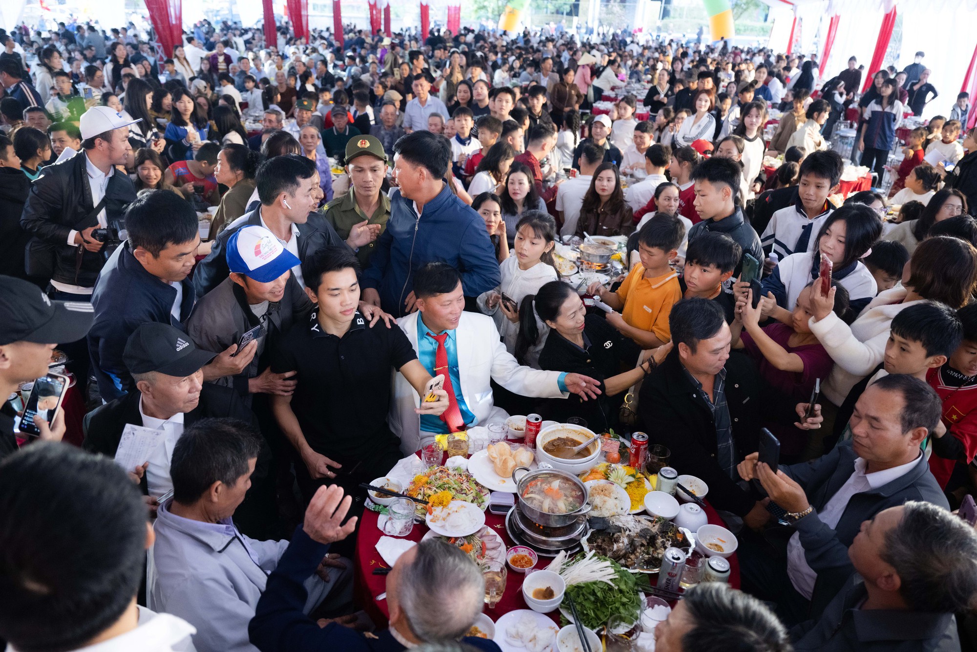 Đình Bắc giữa hàng nghìn người yêu thương, ủng hộ anh thời gian qua