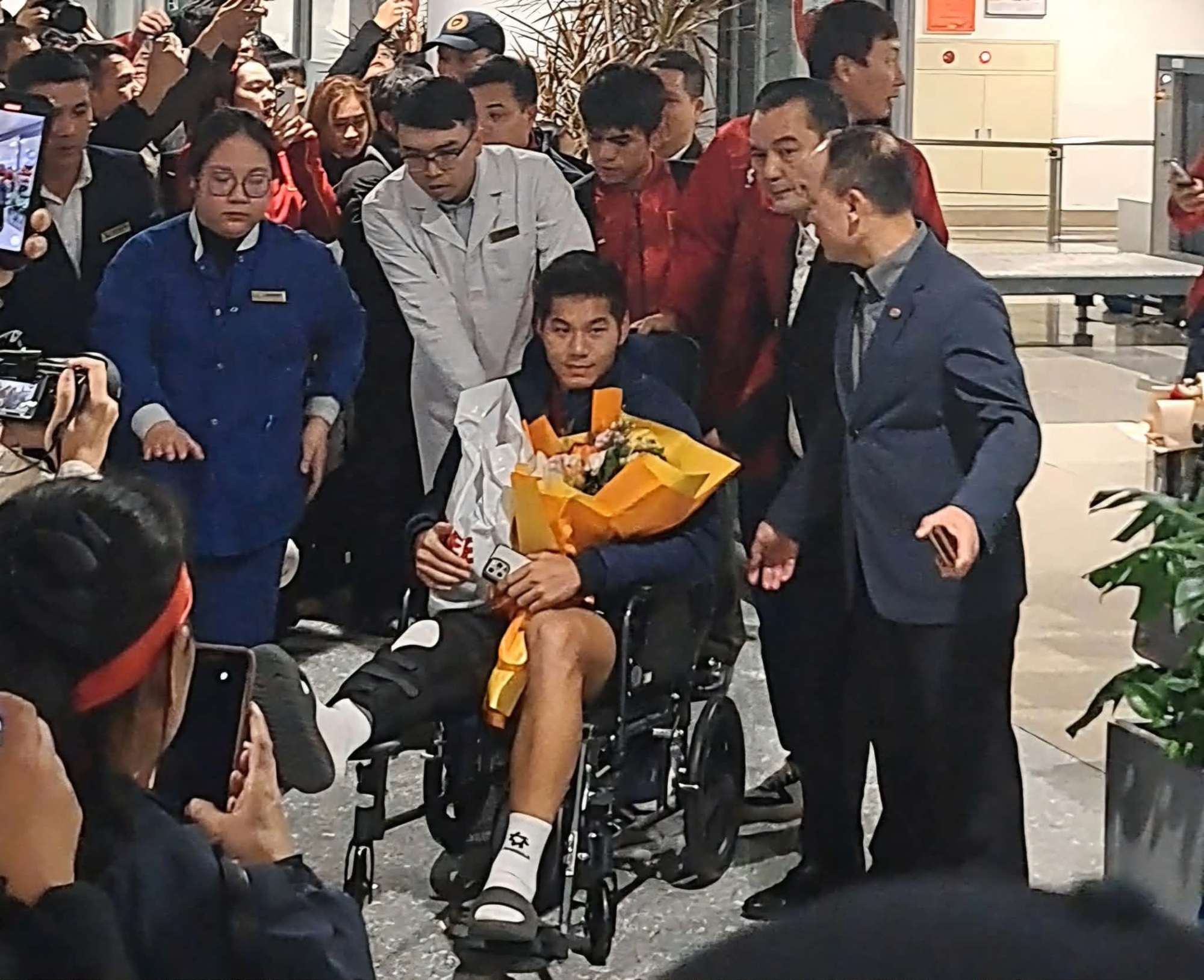 HLV Kim Sang-sik đẩy xe lăn cho Hiểu Minh tại sân bay Nội Bài