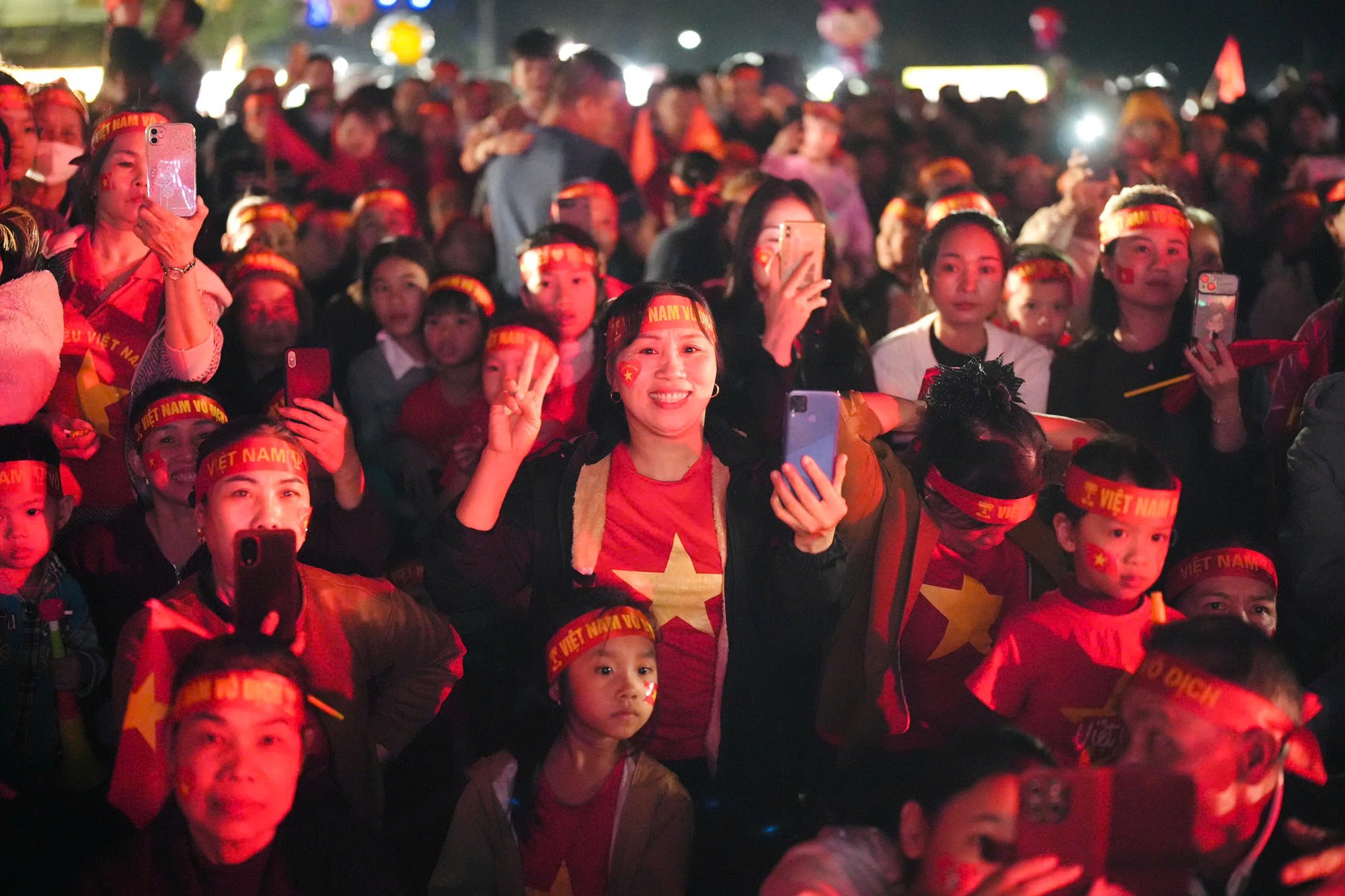 Bà con tập trung xem trận đấu qua màn LED lớn