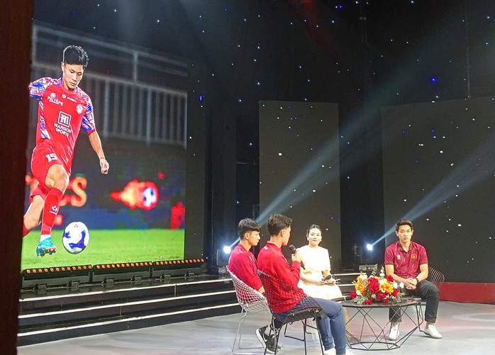 Các cầu thủ tại buổi giao lưu với khán giả Các cầu thủ giao lưu cùng người hâm mộ bóng đá Nghệ An