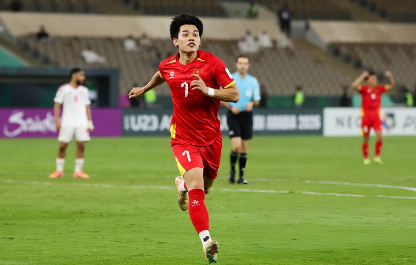 Đình Bắc khiến đội trưởng U23 Trung Quốc hiểu nhầm sau trận thua 0-3